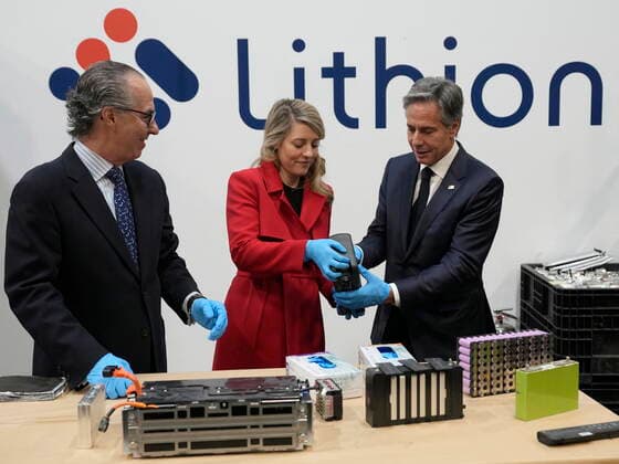 October 28, 2022, Montreal, PQ, Canada: Lithion Recycling Inc. President Yves Noel (left) shows U.S. Secretary of State Antony Blinken and Foreign Affairs Minister Melanie Joly batteries which are to be recycled during a tour of the company in Montreal on Friday, Oct.28, 2022. Montreal Canada  - ZUMAc35_ 20221028_zaf_c35_017 Copyright: xRyanxRemiorzx
