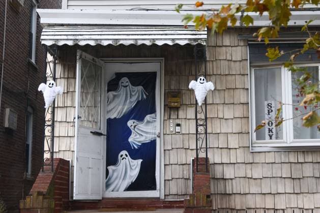Daily Life In New York Halloween decorations are seen outside a house in Queens, New York, United States, on October 26, 2022. New York United States  Copyright: xBeataxZawrzelx originalFilename: zawrzel-dailylif221026_npe9v.jpg