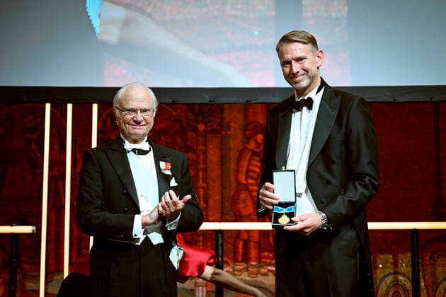 Entertainment Themen der Woche KW43 Entertainment Bilder des Tages STOCKHOLM 20221028 Kung Carl Gustaf delar ut medalj till Peter Carlsson, grundare av Northvolt, unjder Kungliga Ingenjörsvetenskapsakademiens (IVA) högtidssammankomst i Stadshuset pa fredagen. Stockholm Sverige x10050x *** STOCKHOLM 20221028 King Carl Gustaf presents a medal to Peter Carlsson, founder of Northvolt, at the Royal Academy of Engineering Sciences 4th celebration gathering in the City Hall on Friday Stockholm Sweden x10050x,  Copyright: xPontusxLundahl TTx INGENJÖRSAKADEMIENS HÖGTIDSSAMMANKOMST