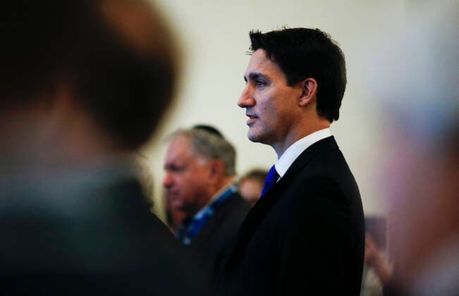 October 28, 2022, WINNIPEG, MB, CANADA: Prime Minister Justin Trudeau stands for the Ukraine anthem as he attends and speaks at the opening ceremony of the Triennial Congress of Ukrainian Canadians at the Delta hotel in Winnipeg, Friday, Oct. 28, 2022. WINNIPEG CANADA  - ZUMAc35_ 20221028_zaf_c35_061 Copyright: xJohnxWoodsx