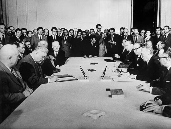 BULGANIN ADENAUER SIGNING 120441 13.09.1955 Heads of national government delegations, Soviet Prime Minister Nikolai Bulganin and Federal German Chancellor, signing documents on the establishment of diplomatic relations between the USSR and Federal Germany. Nikolay Petrov Moscow Russia  Copyright: xNikolayxPetrovx