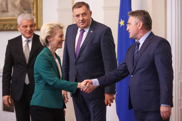News Themen der Woche KW43 News Bilder des Tages PXL_Ursula von der Leyen in Bosnia The President of the European Commission (EC), Ursula von der Leyen shake hands with Zeljko Komsic, before the meeting with members of the Presidency of Bosnia and Herzegovina , in Sarajevo Bosnia and Herzegovina on Friday, October 28, 2022. ArminxDurgut PIXSELL