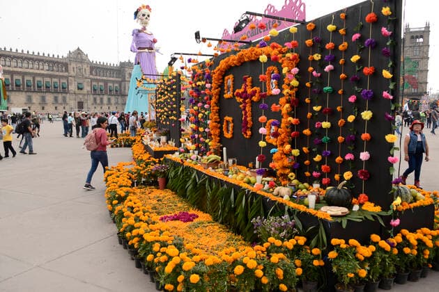 October 28, 2022, Mexico City, Mexico: Cempasuchil flower is decorate the Monumental Offering on the occasion of the Day of the Dead celebrations in the Mexico City downtown. on October 28, 2022 in Mexico City, Mexico. Mexico City USA - ZUMAe321 20221028_zia_e321_041 Copyright: xCarlosxTischler xEyepixxGroupx