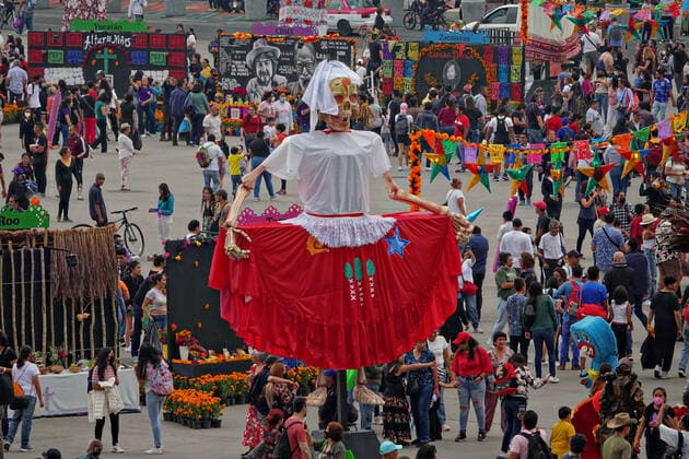 October 28, 2022, Mexico City, DF Mexico, Mexico: Crowds gather around giant sculptures of Catrina, the skeleton bride, during the Megaofrenda of Zocalo festival to celebrate the start of the Day of the Dead holiday at the Plaza de la Constitucion, October 28, 2022 in Mexico City, Mexico. Mexico City Mexico - ZUMAe02_ 20221028_zaf_e02_003 Copyright: xRichardxEllisx