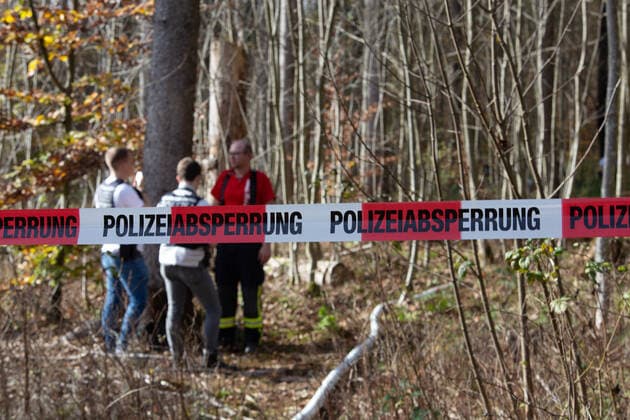 News Themen der Woche KW43 Flugzeugabsturz, 29.10.2022, Baden-Württemberg, Altheim (Alb): Rettungskräfte sichern am Mittwoch nach dem Absturz eines Kleinflugzeugs eine Unfallstelle im Wald. Aus ungeklärter Ursache stürzte die Maschine ab brannte aus. Zwei Menschen starben. Altheim (Alb) Baden-Württemberg Deutschland Altheim (Alb) *** Plane crash, 29 10 2022, Baden Württemberg, Altheim Alb Rescue workers secure an accident site in the forest on Wednesday after the crash of a small plane For unexplained reasons, the plane crashed burned out Two people died Altheim Alb Baden Württemberg Germany Altheim Alb Copyright: x xonw-imagesx xDennisxStraubx
