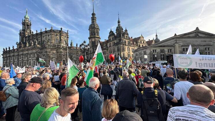 News Themen der Woche KW43 ID 698 Steigende Energiepreise rufen immer mehr zum Protest. Vor allem in Ostdeutschland ist eine Zunahme der Proteste zu verzeichnen. Neben den zahlreichen ãMontagsdemosÒ gibt es auch an anderen Tagen großen Protest. Eine Großdemonstration gegen die aktuelle Energiepolitik, aber auch anderen politischen Themen wie Corona und dem Ukrainekrieg, gab es am Samstag in Dresden. Weit über 7.000 Menschen gingen am Theaterplatz auf die Straße. Gegenprotest gibt es u.a. aus dem linken Lager. Eine Gegendemonstration fand auf dem Schloßplatz statt. Redaktioneller Hinweis: Aufnahmen vom Aufzug folgen Dresden Sachsen Deutschland *** ID 698 Rising energy prices call more and more to protest Especially in eastern Germany there is an increase in protests