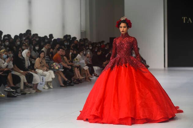 Entertainment Themen der Woche KW43 Entertainment Bilder des Tages (221029) -- JAKARTA, Oct. 29, 2022 -- A model presents a creation at a show entitled The Kingdom presented by Abineri Ang during the Jakarta Fashion Week 2023 in Jakarta, Indonesia, Oct. 29, 2022. ) INDONESIA-JAKARTA-FASHION WEEK 2023 Zulkarnain 
