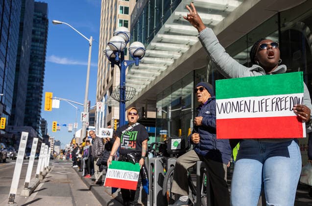 The Human Chain - A Link To Iran s Revolution Hundreds of Iranian-Canadians and their supporters created a human chain on Yonge Street, Toronto, Canada on October 29, 2022. - Protests against Islamic regime have been growing all around the world since the death of Mahsa Amini, a 22-year-old Kurdish who was arrested and killed by Iran s morality police for allegedly violating its strictly-enforced dress code. Toronto Canada  Copyright: xArifxBalkanx originalFilename: balkan-notitle221029_npMFT.jpg