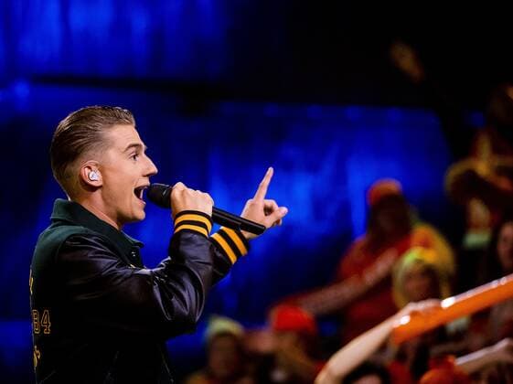 2022-10-29 21:54:39 BAARN - Mart Hoogkamer sings the new football national anthem during the live show of I Want Your Song. ANP REMKO DE WAAL netherlands out - belgium out