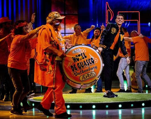 2022-10-29 21:51:51 BAARN - Mart Hoogkamer sings the new football national anthem during the live show of I Want Your Song. ANP REMKO DE WAAL netherlands out - belgium out
