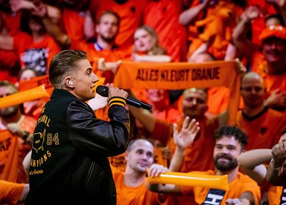2022-10-29 21:49:21 BAARN - Mart Hoogkamer sings the new football national anthem during the live show of I Want Your Song. ANP REMKO DE WAAL netherlands out - belgium out