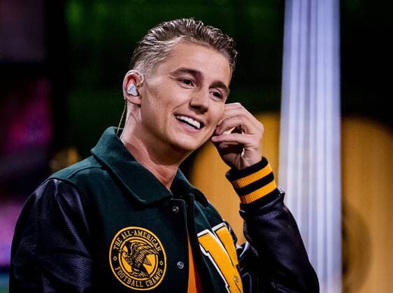 2022-10-29 21:42:57 BAARN - Mart Hoogkamer sings the new football national anthem during the live show of I Want Your Song. ANP REMKO DE WAAL netherlands out - belgium out