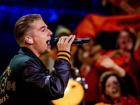 2022-10-29 21:42:47 BAARN - Mart Hoogkamer sings the new football national anthem during the live show of I Want Your Song. ANP REMKO DE WAAL netherlands out - belgium out