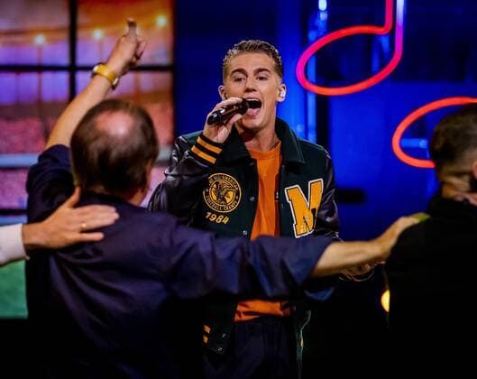 2022-10-29 21:34:26 BAARN - Mart Hoogkamer sings the new football national anthem during the live show of I Want Your Song. ANP REMKO DE WAAL netherlands out - belgium out