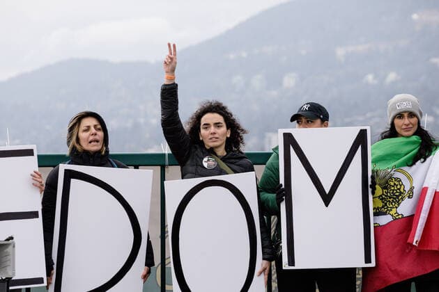 October 29, 2022, Vancouver, British Columbia, Canada: A person holds up a peace sign on the Lions Gate Bridge in Vancouver, British Columbia..People formed a human chain over the bridge to protest the current Iranian government. Vancouver Canada - ZUMAw171 20221029_znp_w171_002 Copyright: xRyanxWalterxWagnerx