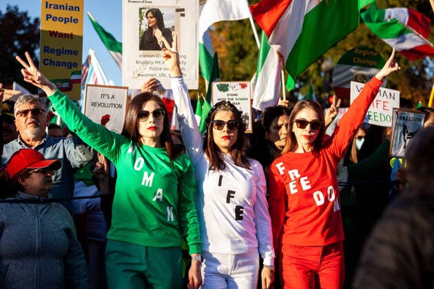 News Bilder des Tages March and human chain for Iran in Washington, DC Demonstrators at a march for Mahsa (Zhina) Amini wear the movement s core slogan, women, life liberty, in the colors of Iran s flag. Amini is the young woman who died in custody of Iran s morality police, after she was arrested for improper hijab. This is sixth weekly demonstration in Washington, DC, in solidarity with those who continue to protest Islamic rule in Iran. The protests that continue into their seventh week pose the greatest threat to the Islamic regime in decades. Washington DC United States  Copyright: xAllisonxBaileyx originalFilename: bailey-marchand221029_npSoP.jpg