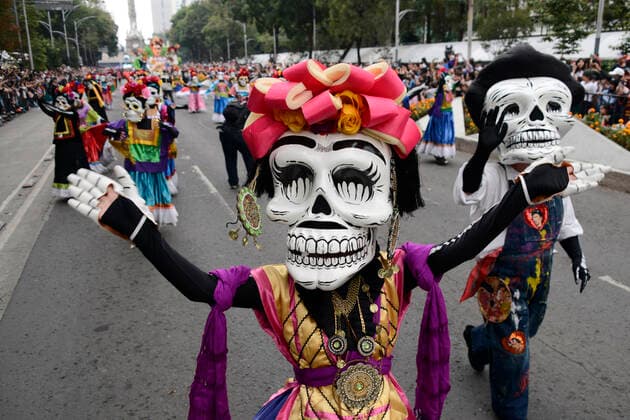 Mexiko, Feierlichkeiten zum Tag der Toten October 29, 2022, Mexico City, Mexico: Participants take part during the Great Day of the Dead Parade Ã¢â‚¬oeMexico: The navel of the moonÃ¢â‚¬Â one of the most representative activities of the Day of the Dead festivities at Reforma Avenue. on October 29, 2022, Mexico City, Mexico. Mexico City Mexico - ZUMAe321 20221029_zia_e321_029 Copyright: xCarlosxTischler EyepixxGroupx