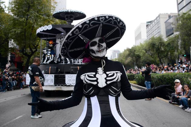 Mexiko, Feierlichkeiten zum Tag der Toten October 29, 2022, Mexico City, Mexico: Participants take part during the Great Day of the Dead Parade Ã¢â‚¬oeMexico: The navel of the moonÃ¢â‚¬Â one of the most representative activities of the Day of the Dead festivities at Reforma Avenue. on October 29, 2022, Mexico City, Mexico. Mexico City Mexico - ZUMAe321 20221029_zia_e321_037 Copyright: xCarlosxTischler EyepixxGroupx