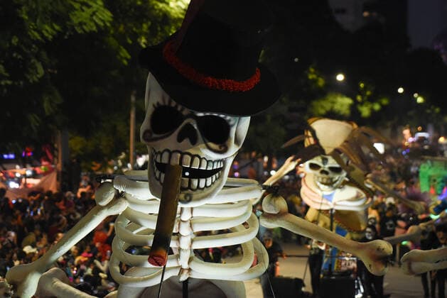 Mexiko, Feierlichkeiten zum Tag der Toten October 29, 2022, Mexico City, Mexico: The Ã¢â‚¬oeGran Desfile de DoÂ­a de Muertos 2022 was held in Mexico City as part of the celebrations of the season. on October 29, 2022, Mexico City, Mexico. Mexico City Mexico - ZUMAe321 20221029_zia_e321_048 Copyright: xMarcoxRodriguezx