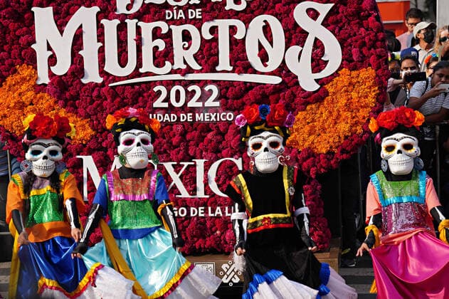 News Bilder des Tages Mexiko, Feierlichkeiten zum Tag der Toten October 29, 2022, Mexico City, DF Mexico, Mexico: Costumed performers dance during the Grand Parade of the Dead to celebrate Dia de los Muertos holiday on Paseo de la Reforma, October 29, 2022 in Mexico City, Mexico. Mexico City Mexico - ZUMAe02_ 20221029_zaf_e02_020 Copyright: xRichardxEllisx