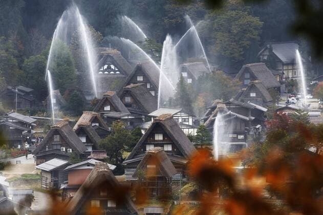 News Themen der Woche KW43 News Bilder des Tages Japan, jährliche Brandschutz-Übung in Shirakawa-go Water-discharge drill at World Heritage-listed Shirakawa-go An annual water-discharge fire drill is held on Oct. 30, 2022, in Shirakawa-go, a World Heritage site famous for traditional gassho-zukuri thatched farmhouses in the Gifu Prefecture village of Shirakawa, central Japan.  A14AA0001349440P