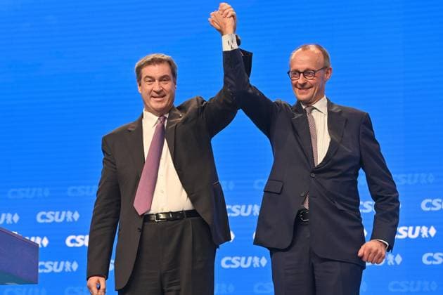Markus SOEDER (Ministerpraesident Bayern und CSU Vorsitzender),Friedrich MERZ (CDU Vorsitzender) nach seiner Rede,laesst sich feiern. CSU Parteitag 2022 am 28. und 29.10.2022 Messe Augsburg *** Markus SOEDER Ministerpraesident Bavaria and CSU Chairman, Friedrich MERZ CDU Chairman after his speech, is celebrated CSU Party Congress 2022 on 28 and 29 10 2022 Augsburg Fair