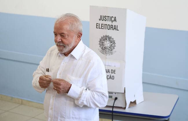Wahlen in Brasilien, Lula da Silva Stimmabgabe in Sao Bernardo SÃO BERNARDO DO CAMPO, SP - 30.10.2022: LULA VOTA EM SÃO BERNARDO - Presidential candidate Luís Inácio Lula da Silva (PT) votes at Escola Estadual Dr. João Firmino Correia de Araújo in São Bernardo do Campo this Sunday morning (30) and gave a press conference. x2285555x  YurixMurakami