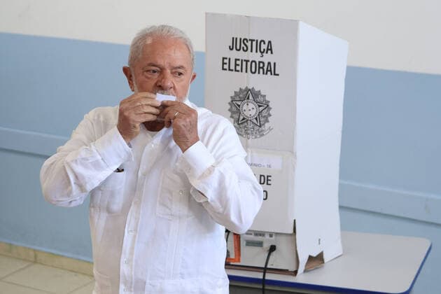 Wahlen in Brasilien, Lula da Silva Stimmabgabe in Sao Bernardo SÃO BERNARDO DO CAMPO, SP - 30.10.2022: LULA VOTA EM SÃO BERNARDO - Presidential candidate Luís Inácio Lula da Silva (PT) votes at Escola Estadual Dr. João Firmino Correia de Araújo in São Bernardo do Campo this Sunday morning (30) and gave a press conference. x2285556x  YurixMurakami