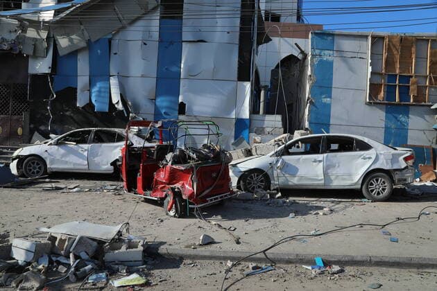 Bilder des Jahres 2022, News 10 Oktober News Themen der Woche KW43 News Bilder des Tages Somalia, Anschläge in Mogadischu (221030) -- MOGADISHU, Oct. 30, 2022 -- This photo taken on Oct. 30, 2022 shows damaged vehicles and buildings after car bomb explosions in Mogadishu, capital of Somalia. Twin car bomb explosions targeting Somalia s Education Ministry building here on Saturday killed at least 100 people and injured more than 300 others, Somali President Hassan Sheikh Mohamud said Sunday. (Photo by Xinhua) SOMALIA-MOGADISHU-BLAST HassanxBashi 