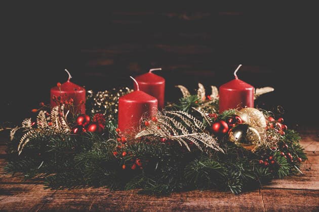 23 October 2022: red Advent wreath with four red candles. Symbol of Christmas and Advent *** roter Adventskranz mit vier roten Kerzen. Symbol für Weihnachten und Advent