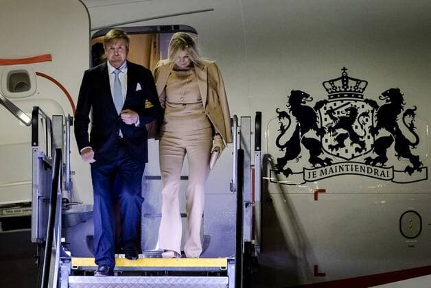 Entertainment Themen der Woche KW43 Entertainment Bilder des Tages 2022-10-30 22:24:43 ATHENS - King Willem-Alexander and Queen Maxima disembark from the government plane on arrival at Athens International Airport for a three-day state visit to Greece. The visit was postponed twice, first because of corona, then because of the Russian invasion of Ukraine. ANP SEM VAN DER WAL netherlands out - belgium out *** 2022 10 30 22 24 43 ATHENS King Willem Alexander and Queen Maxima disembark from the government plane on arrival at Athens International Airport for a three day state visit to Greece The visit was postponed twice, first because of corona, then because of the Russian invasion of Ukraine ANP SEM VAN DER WAL netherlands out belgium out  Copyright: xx x456983241x originalFilename: 456983241.jpg