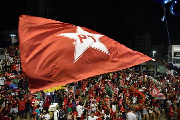 BRASÍLIA, DF - 30.10.2022: PETISTAS FESTEJAM VITÓRIA LULA EM BRASÍLIA - Photo, Lula voters celebrating. This Sunday (30) Lula voters celebrating Lula& 39;s victory for president of Brazil in Brasilia. x2286199x  TonxMolina