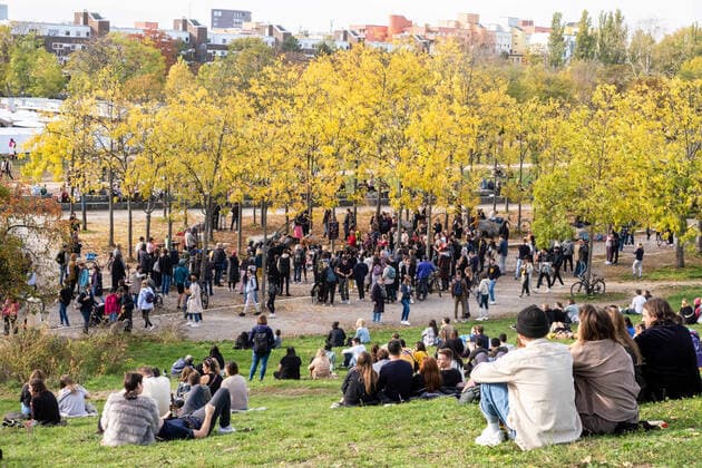 Viele Berliner und Touristen genießen im Berliner Mauerpark einen ungewöhnlich warmen Herbstag. Es wird gegrillt und Straßenkünstler treten an verschieden Orten im Park auf. Many Berliners and tourists enjoy an unusually warm autumn day in Berlin Mauerpark. There are barbecues and street artists perform in various places in the park. Wamer Herbssonntag in Berlin *** Many Berliners and tourists enjoy an unusually warm autumn day in Berlin Mauerpark There are barbecues and street artists perform in various places in the park Wamer Autumn Sunday in Berlin s_p20221023-13504.jpg