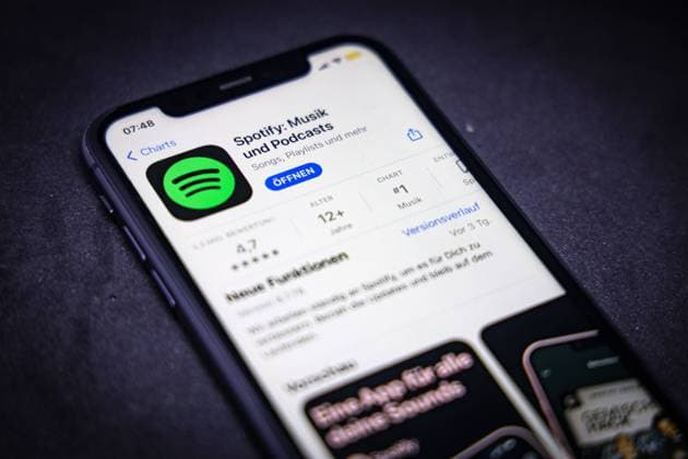 App Store - Apple 31.10.2022: Apple App Store auf einem iPhone. Apps-Charts (gratis Apps). Spotify: Musik und Podcasts *** App Store Apple 31 10 2022 Apple App Store on an iPhone apps charts free apps Spotify music and podcasts