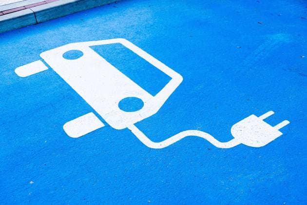 Piktogramm eines E-Autos an einer Ladesäule einer Tankstelle Abstellplatz für e-Autos während des Ladevorgangs an einer Ladesäule Düsseldorf Nordrhein-Westfalen Deutschland *** Pictogram of an e car at a charging station parking place for e cars during the charging process at a charging station Düsseldorf North Rhine Westphalia Germany
