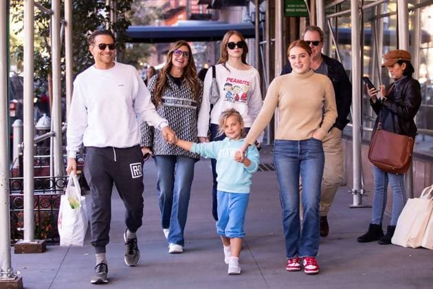 Bradley Cooper Has Lunch With Brooke Shields And Family Cafe Cluny, NY Featuring: Bradley Cooper, Lea Cooper, Brooke Shields, Chris Henchy, Rowan Henchy, Grier Henchy Where: New York, New York, United States When: 29 Oct 2022 Credit: Janet Mayer startraksphoto.com Cover Images Copyright: xx 52124435 EDITORIAL USE ONLY. NOT FOR USE BY NEWSPAPERS BASED IN THE UK.