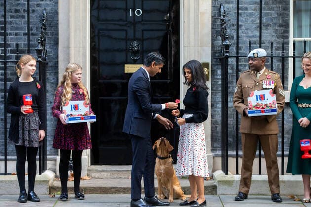Bilder des Jahres 2022, News 10 Oktober News Themen der Woche KW44 News Bilder des Tages October 31, 2022, London, England, United Kingdom: UK Prime Minister RISHI SUNAK and wife AKSHATA MURTHY with their dog NOVA are seen buying poppies outside 10 Downing Street. London United Kingdom - ZUMAs262 20221031_zip_s262_005 Copyright: xTayfunxSalcix