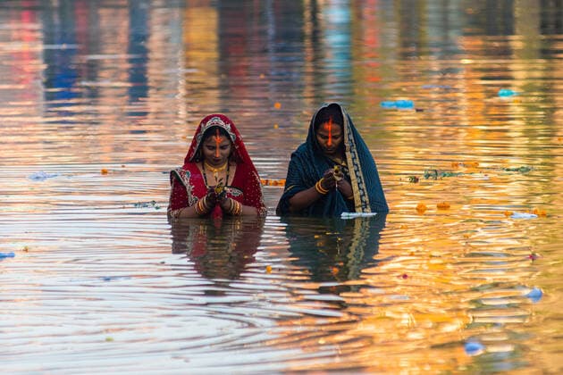 News Bilder des Tages Chhath Puja Festival In Nepal Hindu devotees perform rituals in a pond as they worship the rising Sun while celebrating the Chhath Puja festival in Bhaktapur, Nepal on Monday, October 31, 2022. Bhaktapur Nepal  Copyright: xRojanxShresthax originalFilename: shrestha-notitle221031_npsXn.jpg