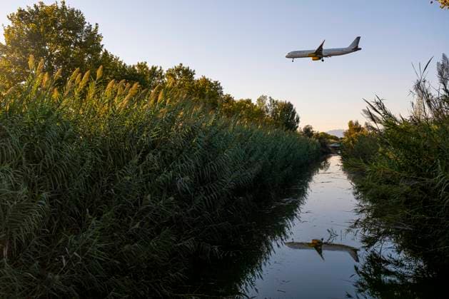 IMAGO Creative: Klimawandel - Klimabewusst Flying over the Llobregat delta Plane heads Barcelona airport for landing. The expansion of the airport threatened with the destruction of the Llobregat delta and increased carbon emissions.Catalonia.Spain Copyright: xLucasxVallecillosx LVM.2-8911
