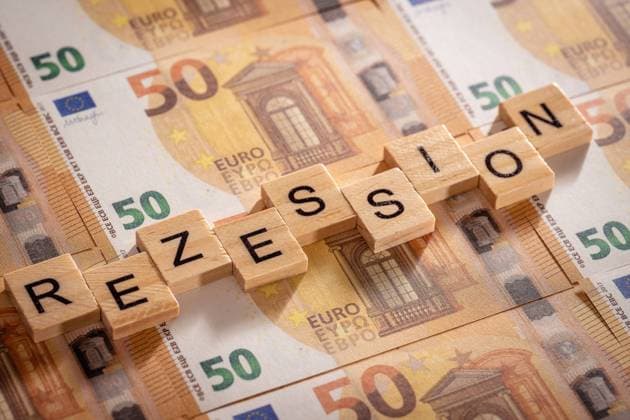 Germany, Bavaria - 31 October 2022: wooden letters with the word: recession on 50 euro banknotes. Symbol image finance and money crisis in Germany *** Holzbuchstaben mit dem Wort: Rezession auf 50 Euro Geldscheinen. Symbolbild Finanz und Geld Krise in Deutschland