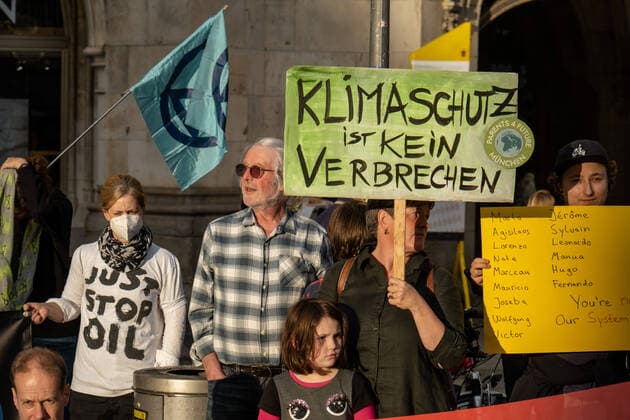 News Bilder des Tages Wissenschaftler:innen im Gefängnis Scientist Rebellion protestiert auf dem Marienplatz gegen die Inhaftierung von Aktivisten die zur Zeit in der JVA Stadelberg sitzen. München Marienplatz Bayern Deutschland *** Scientists inside prison Scientist Rebellion protests on Marienplatz against the imprisonment of activists currently in JVA Stadelberg Munich Marienplatz Bavaria Germany