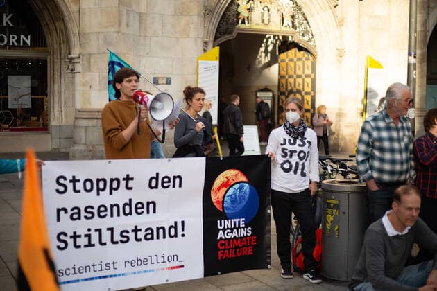News Bilder des Tages Soli-Kundgebung für Letzte Generation und Scientist Rebellion in München Ca. zwei Dutzend Klima-Aktivist*innen aus dem Umfeld von XR Extinction Rebellion, Aufstand der Letzten Generation, Scientist Rebellion, Just Stop Oil versammelten sich am 31.10.2022 in München in Solidarität mit den sog. Klebe-Aktivist*innen der letzten Wochen. -- About two dozen climate activists from the environment of XR Extinction Rebellion, Uprising of the Last Generation, Scientist Rebellion, Just Stop Oil gathered on October 31st, 2022 in Munich, Germany in solidarity with the so-called glue activists of the last weeks. München Bayern Deutschland Copyright: xAlexanderxPohlx