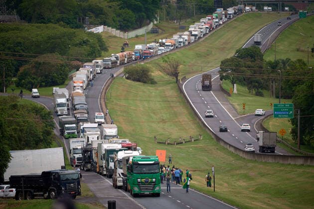 Bilder des Jahres 2022, News 10 Oktober News Themen der Woche KW44 Brasilien, Landesweite Reaktionen nach Präsidentschaftswahl October 31, 2022, Leme, Sao Paulo, Brazil: Truck drivers opposed to the election of Luiz Inacio Lula da Silva protest on the Anhanguera highway in Leme, Sao Paulo, Brazil, on October 31, 2022. Leme Brazil - ZUMAv129 20221031_znp_v129_005 Copyright: xIgorxDoxValex