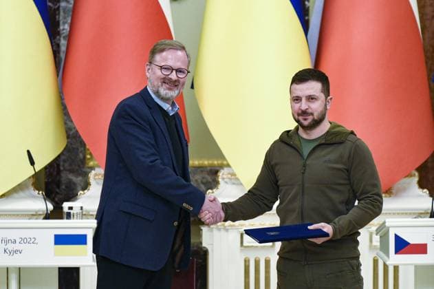 Ukraine-Krieg, Jahrestag der Invasion, Persönlichkeiten besuchen die Ukraine, Archivbilder News Themen der Woche KW44 News Bilder des Tages KYIV, UKRAINE - OCTOBER 31, 2022 - President of Ukraine Volodymyr Zelenskyy (R) shakes hands with Prime Minister of the Czech Republic Petr Fiala during their joint press conference, Kyiv, capital of Ukraine. Ukrainian President and Czech PM meet press in Kyiv  Copyright: xRuslanxKaniukax