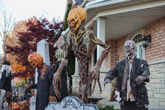 Halloween In Canada Scary Halloween decorations outside a house on the night before Halloween in Vaughan, Ontario, Canada, on October 30, 2022. Vaughan Ontario Canada  Copyright: xCreativexTouchxImagingxLtdx originalFilename: friedman-hallowee221030_npDly.jpg