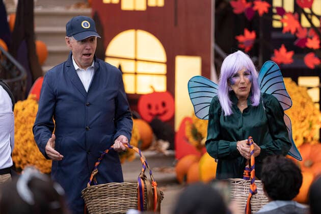 Bilder des Jahres 2022, Entertainment 10 Oktober Entertainment Themen der Woche KW44 Entertainment Bilder des Tages USA, Präsident Joe Biden und First Lady Jill bei Halloween-Empfang vor dem Weißen Haus United States President Joe Biden and first lady Dr. Jill Biden host local children of firefighters, nurses, police officers, and members of the National Guard at the White House for trick-or-treating at the White House in Washington, DC, Monday October 31, 2022. Copyright: xPoolxviaxCNPx MediaPunchx