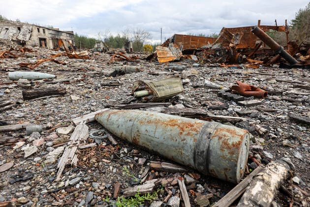 Ukraine-Konflikt, Eindrücke aus Isjum, Region Kharkiv Destroyed Russian military vehicles in Izium IZIUM, UKRAINE - OCTOBER 31, 2022 - A base with destroyed Russian military equipment is pictured in Izium which was liberated from Russian invaders, Kharkiv Region, northeastern Ukraine. NO USE RUSSIA. NO USE BELARUS. Izium Kharkiv Region Ukraine  Copyright: xVyacheslavxMadiyevskyyx originalFilename: ukrinform-destroye221031_nprwZ.jpg