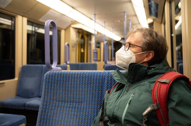 ältere Frau mit Mundschutzmaske, sitzt in U-Bahn, Corona-Krise, Stuttgart, Baden-Württemberg, Deutschland Coronavirus