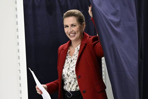 News Bilder des Tages HARESKOV, DENMARK 20221101 Statsminister Mette Frederiksen röstar i valet till Folketinget i Hareskovhallen utanför Köpenhamn pa tisdagen. HARESKOV DENMARK x50090x *** HARESKOV, DENMARK 20221101 Prime Minister Mette Frederiksen votes in the parliamentary elections in Hareskovhallen outside Copenhagen on Tuesday HARESKOV DENMARK x50090x,  Copyright: xJohanxNilsson TTx VAL FOLKETINGET 2022