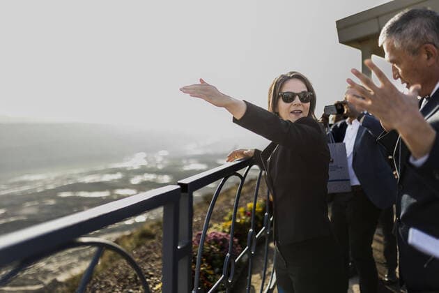 News Bilder des Tages Annalena Baerbock (Buendnis 90 Die Gruenen), Bundesaussenministerin, aufgenommen im Rahmen eines Besuches der Almalyk-Bergbauanlage in Almalyk, 01.11.2022. Baerbock reist zu Gespraechen nach Kasachstan und Usbekistan. Almalyk Usbekistan *** Annalena Baerbock Buendnis 90 Die Gruenen , German Foreign Minister, photographed during a visit to the Almalyk mining facility in Almalyk, 01 11 2022 Baerbock travels to Kazakhstan and Uzbekistan for talks Almalyk Uzbekistan Copyright: xFlorianxGaertnerx